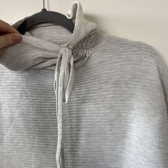 Cynthia Rowley Ribbed Active Knit Neutral Turtleneck Pullover M - Picture 7 of 10